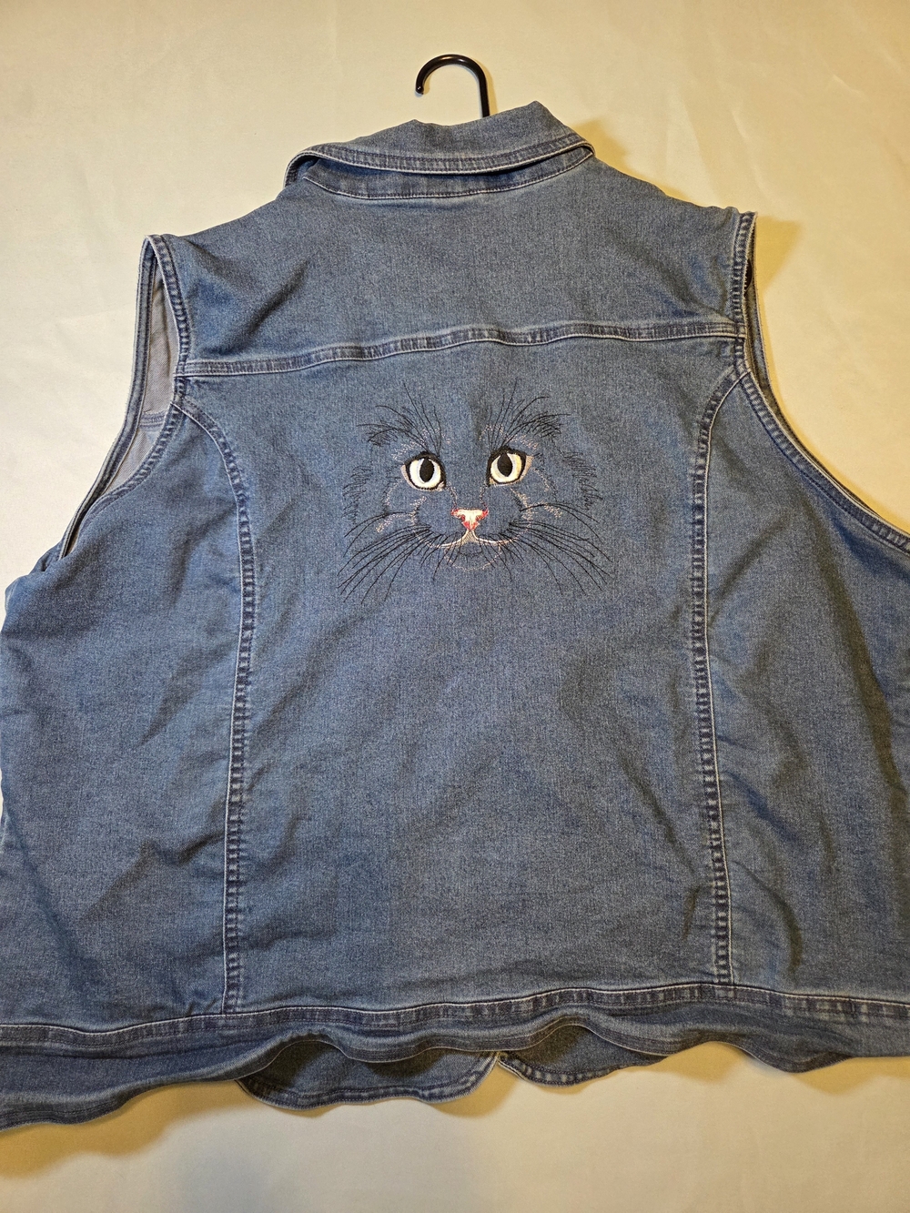 Distinct Denim Vest 2X Women’s Cat Embroidered Button Front Blue Jean Plus Size